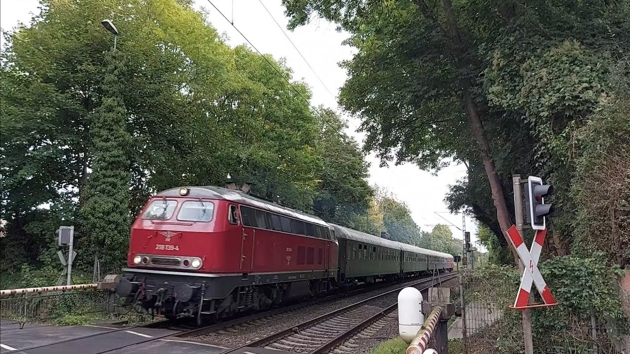 Bahnübergang im Krugfeld Hildesheim Züge am Samstag 2.10.2021 viel Güterverkehr