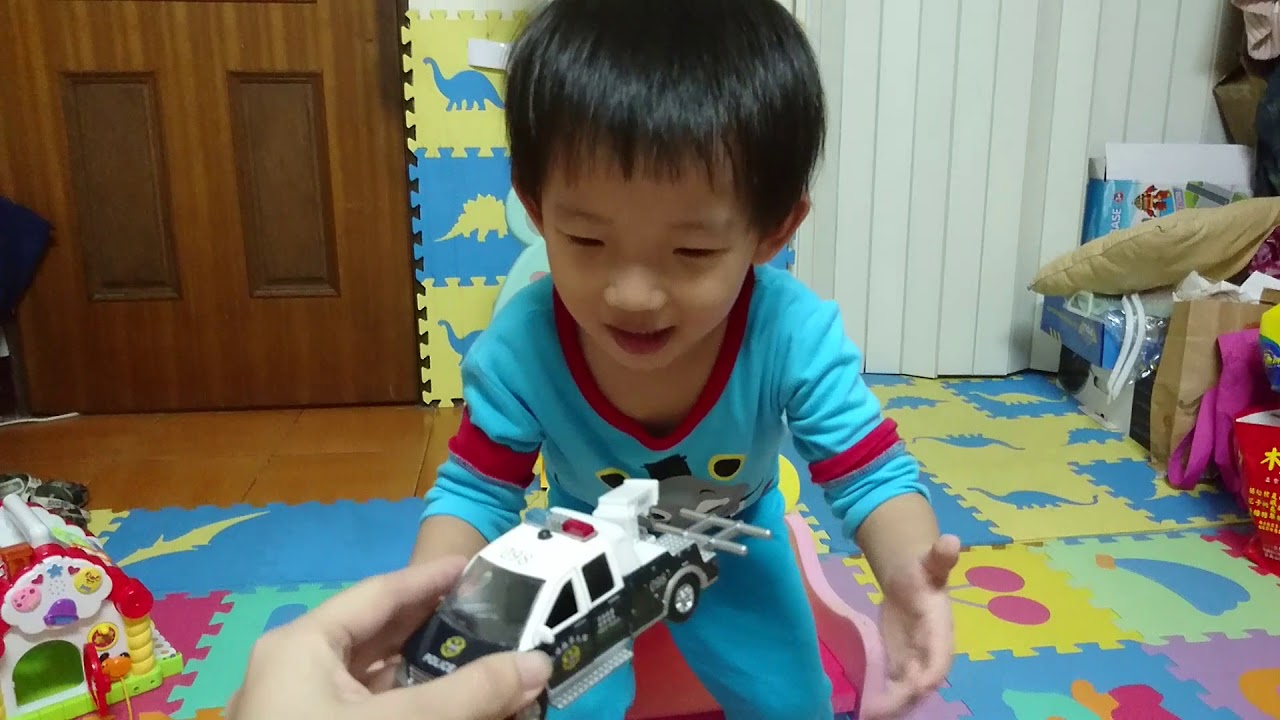 【宥仔的走跳生活】警車/消防車/水泥車/救護車 聲光迴力車示範