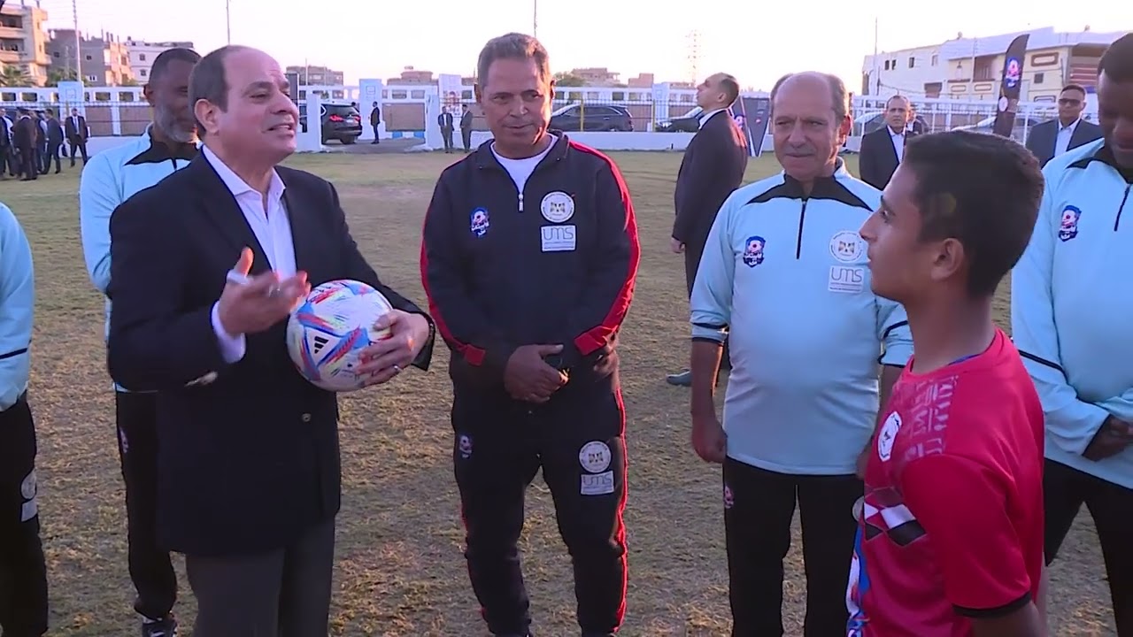 الطفل يوسف لـ الرئيس السيسي: النهاردة عيد ميلادي.. والرئيس يوقع على إحدى الكرات ويهديها له
