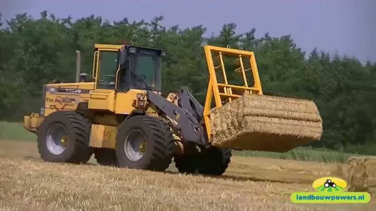 Loonbedrijf Van der Meer aan het stro persen en pakken laden