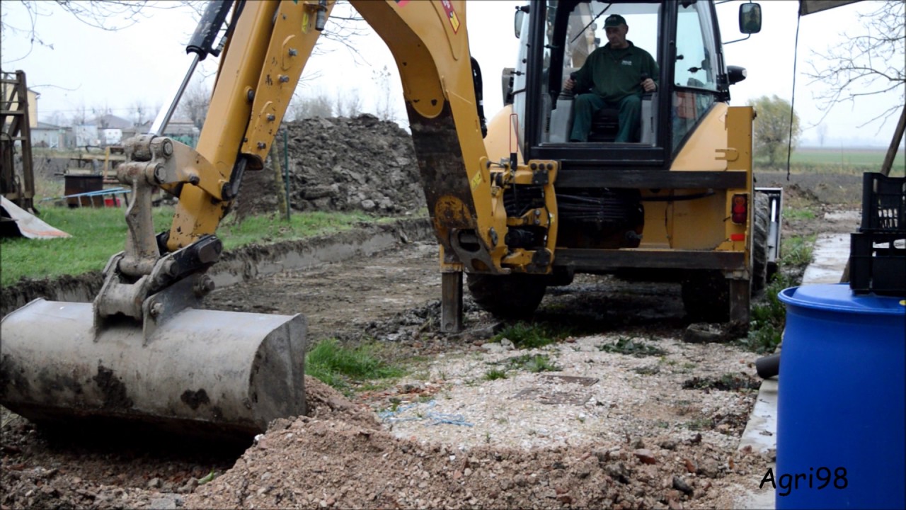 Sbancamento per realizzazione piazzale CAT323E & CAT 323E SA & CAT 432E