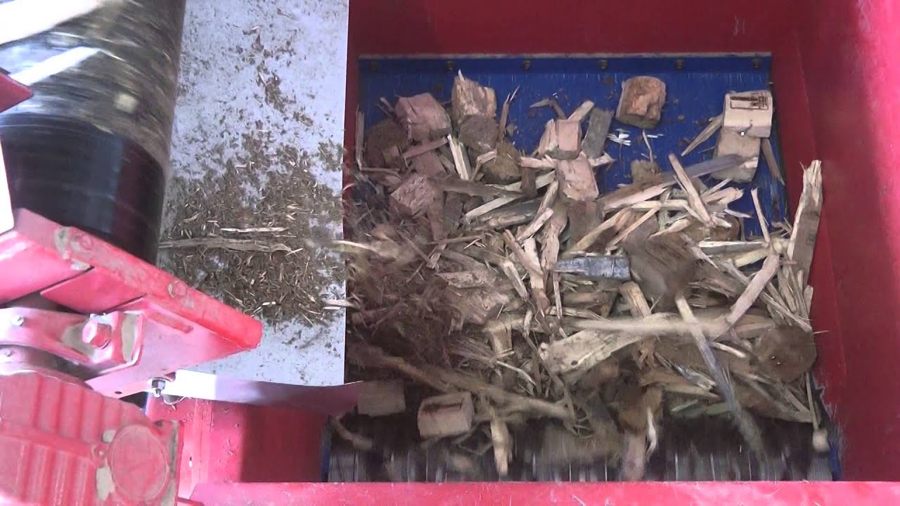 Paletten Zerkleinerung - Gross Holzwolf und GAZ 102 S - Holzpaletten zu Hackschnitzel