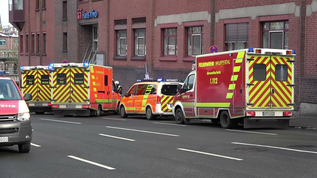 [KÜCHENBRAND - EINE PERSON GERETTET!] Feuerwehr WUPPERTAL im EINSATZ bei KÜCHENBRAND