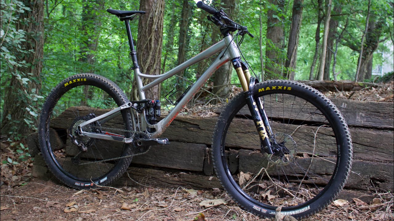Downcountry Goes Metal | Banshee Phantom V3.2 Custom Bike Check