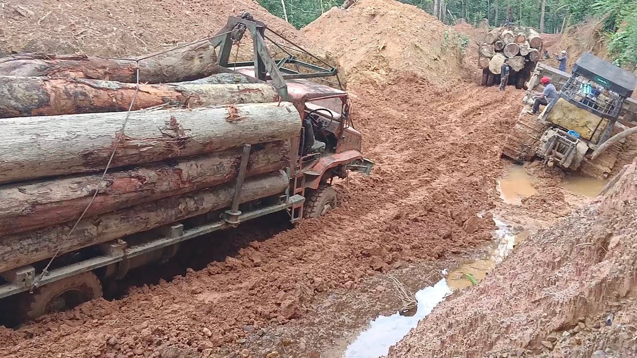 LORI BALAK TERBENAM DALAM LUMPUR