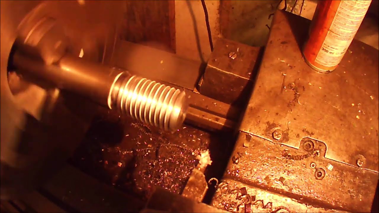 Řezání závitu nožem na soustruhu TOS - Threading on a lathe