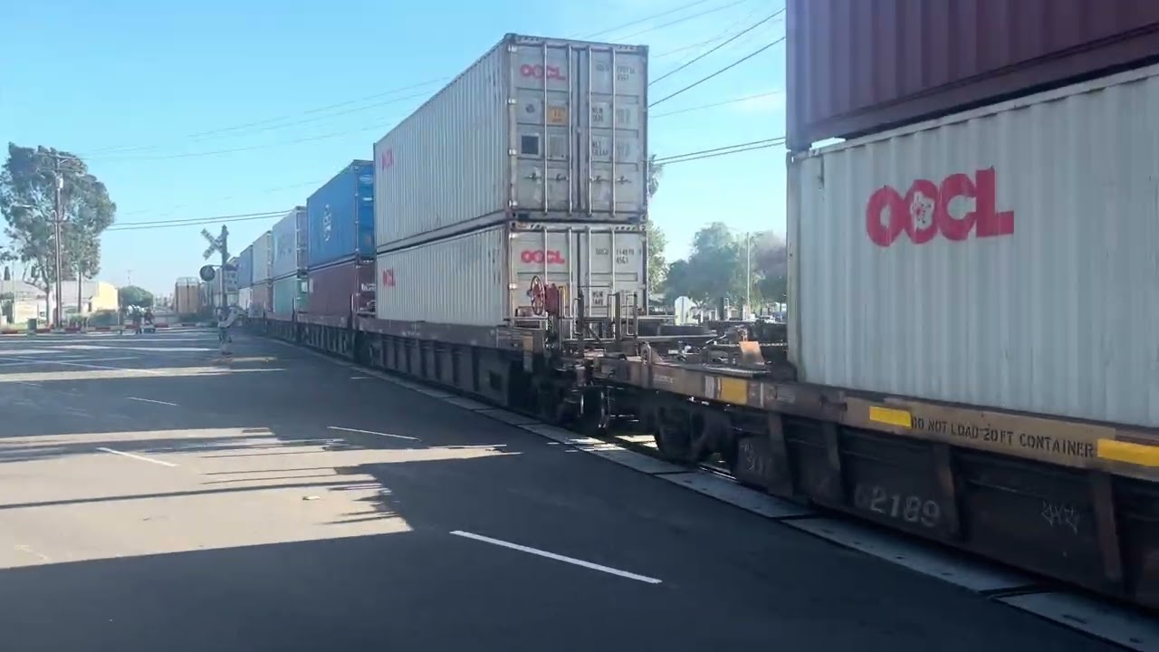 BNSF 6320 leads an intermodal train to the Alcoa Yard at Sepulveda Blvd 