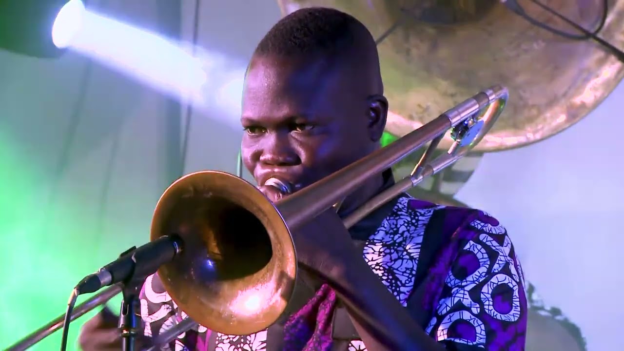 BRASSIA - SMOOTH DE MICKAËL JACKSON REVISITÉ PAR ASSIA B B - PORTO EN CUIVRE