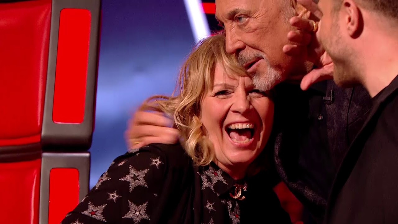 The Voice UK 2018: Tom Jones KISSES Olly Murs' Mum