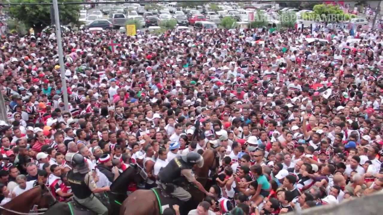 Torcida do Santa Cruz sofre para entrar no Arruda