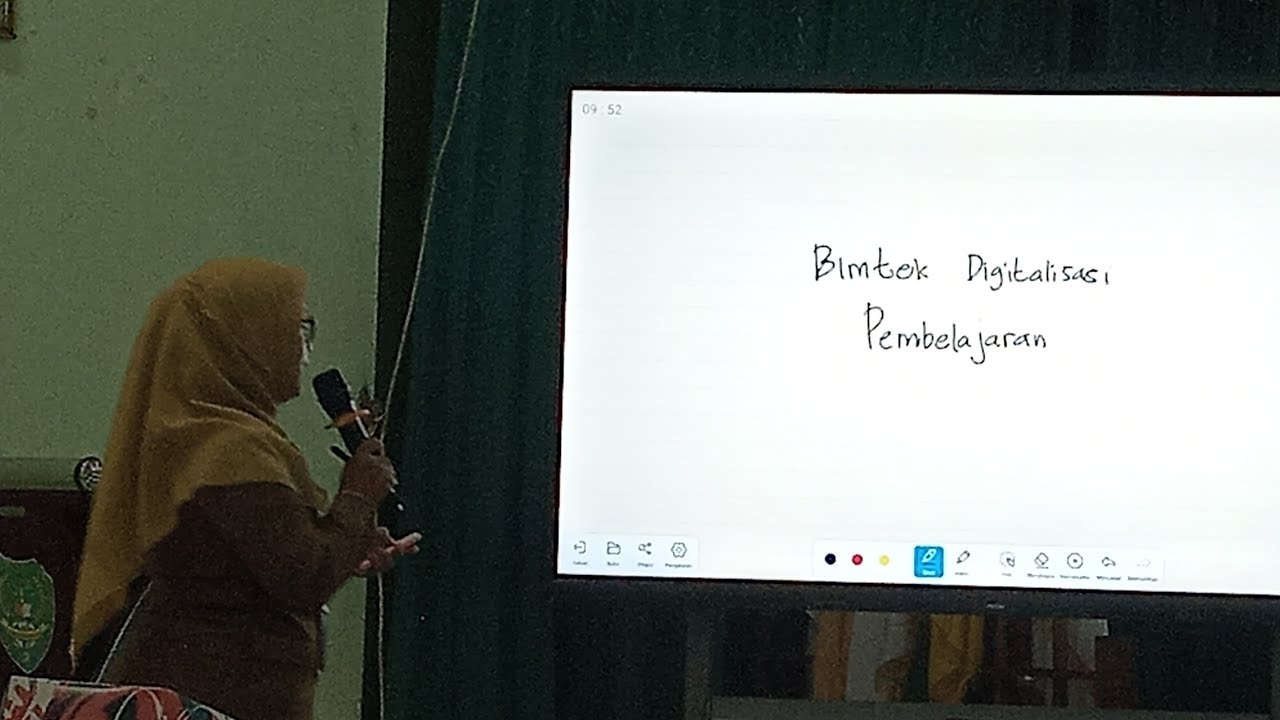 Pemanfaatan Papan Interaktif Digital - Digitalisasi Pembelajaran Karanganyar