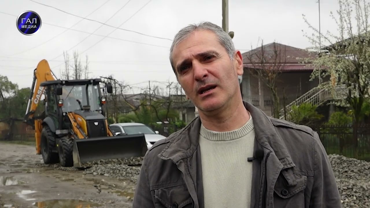 На улице Басария в Гале жители идут дорожные работы