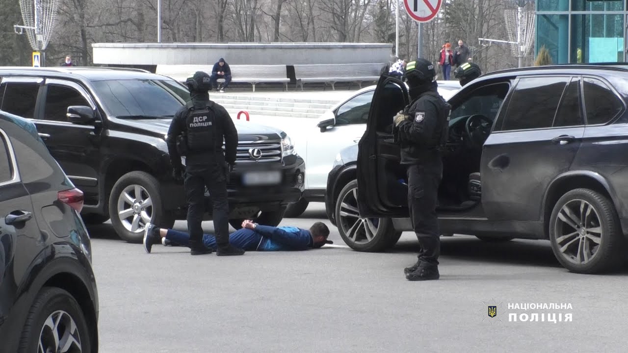 Поліцейська спецоперація: затримали п’ятьох учасників банди, які вимагали 700 000 доларів США