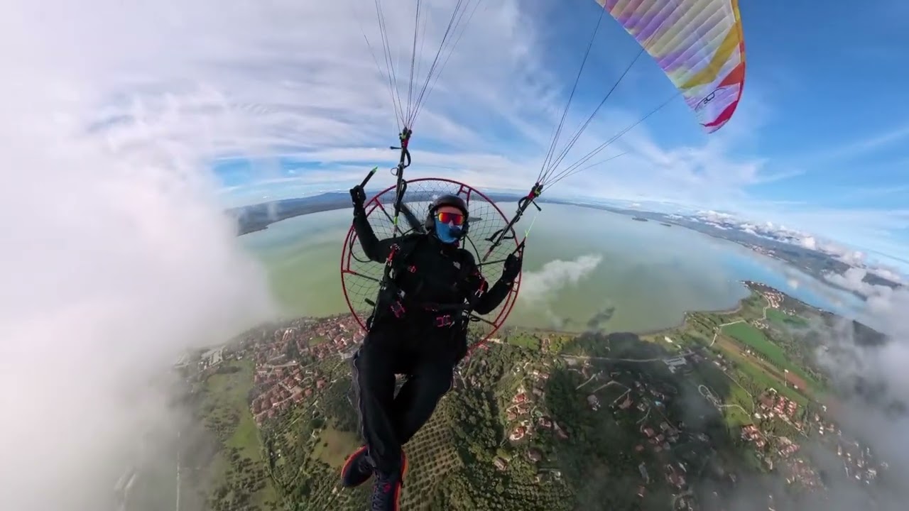 VOLO IN PARAMOTORE FRA CUMULI E LAGO TRASIMENO