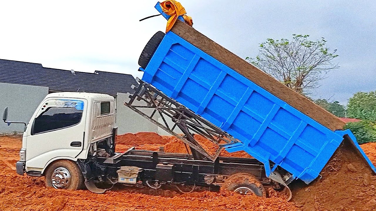MOBIL TRUK PENGANGKUT TANAH JOMPLANG MUATAN SAMPAI AMBLAS 