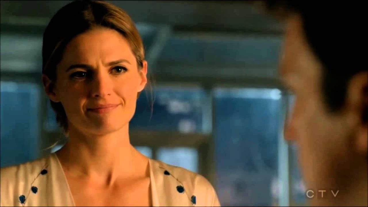 Castle - 7x23 "Hollander's Woods" Moments Caskett - Beckett console Castle and the kiss before award