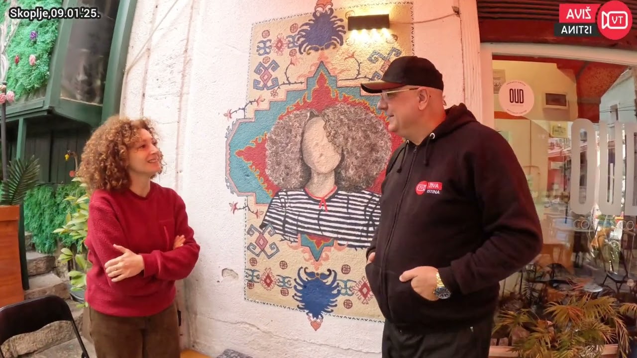 živa istina. Ima najbolju kafu i kafić sa četiri stolice, najmanji u Skoplju.