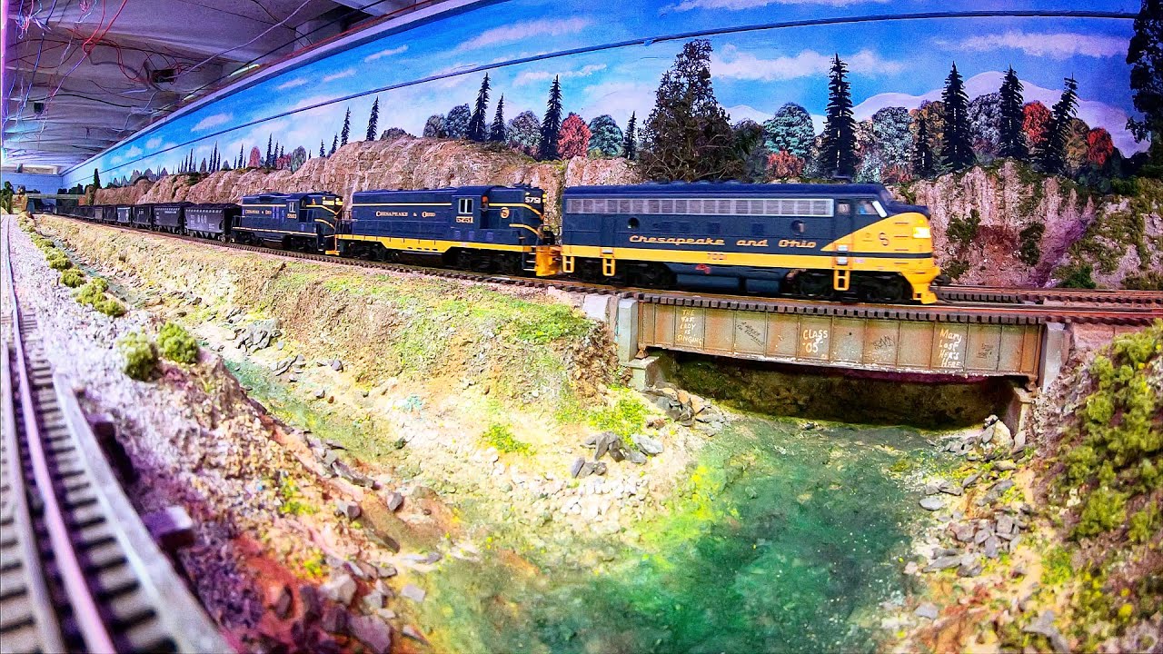 Long HO scale Chesapeake & Ohio model train