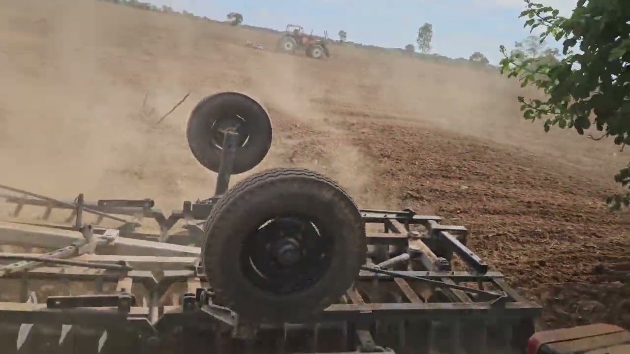 ROQUE TRATORES: VALMET 985, BH 180 e BH 160 no plantio da brachiaria...