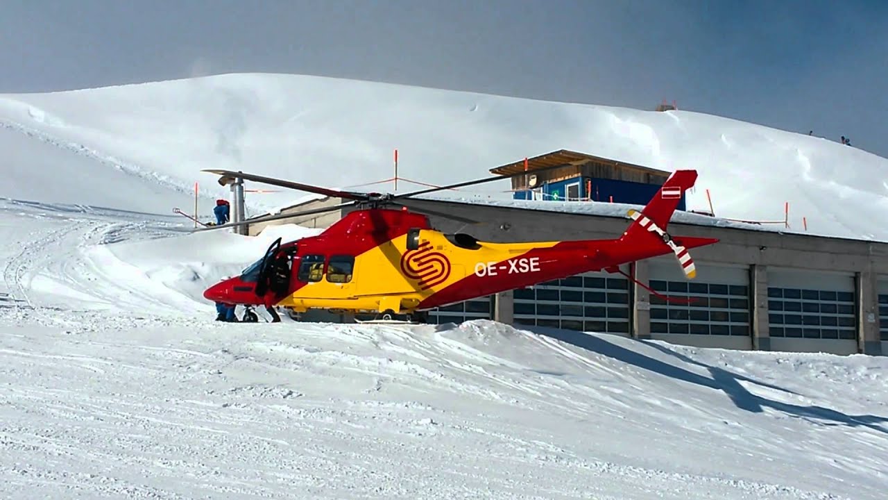 Rettungshubschrauber Robin 3 startet beim Valisera Hüsli (Österreich / Silvretta Montafon)