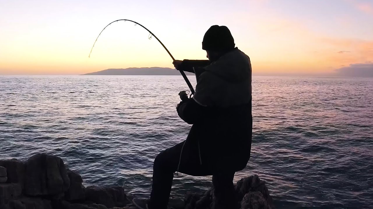 Lotta epica al tramonto con un tonno rosso da riva