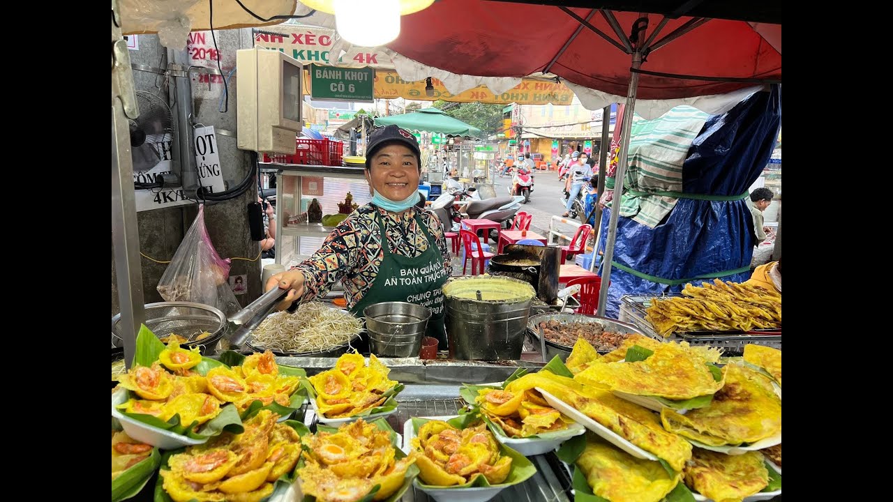 Hàng bánh xèo mấy chục năm không tăng giá, khách trân quý tình cảm ngồi kín quán