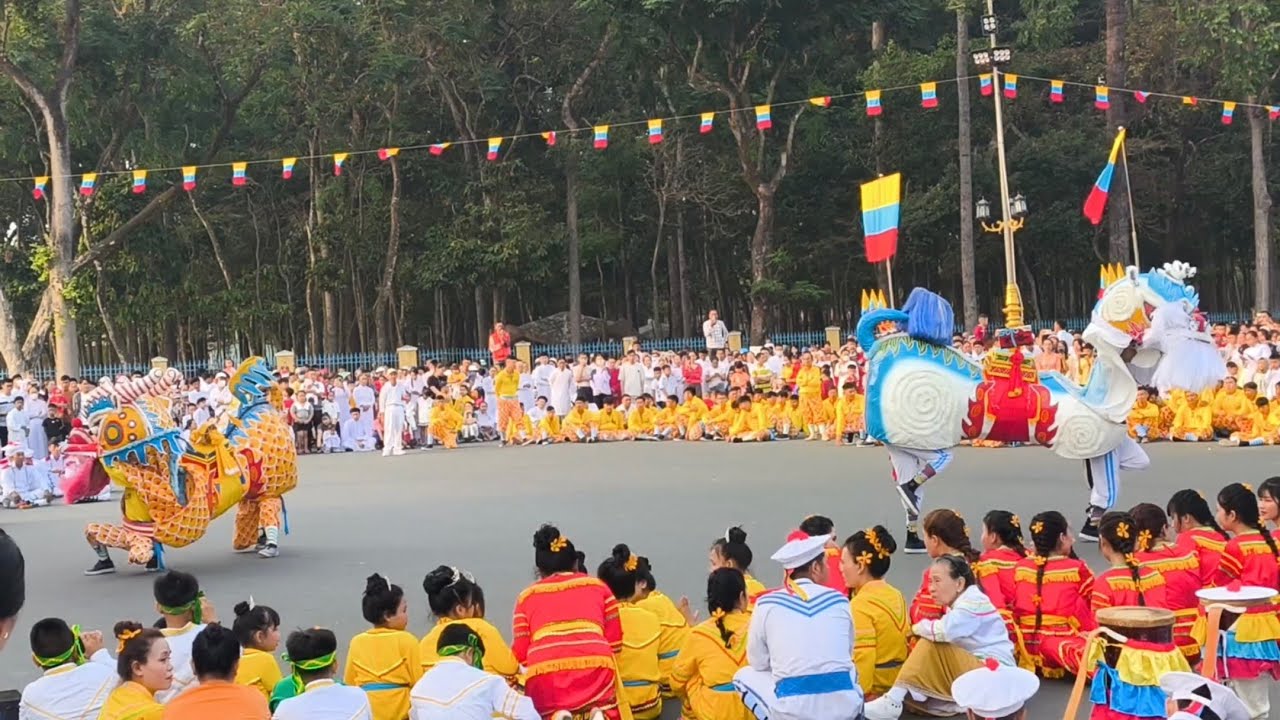 Quang cảnh bà con du xuân, đi lễ đầu năm vào sáng mùng Một Tết Bính Ngọ 2026 tại Tòa thánh Tây Ninh
