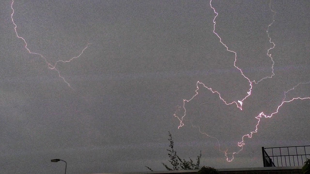 Zware Onweersbui trekt samen met flinke hagel over Nederland heen - 19-05-2019