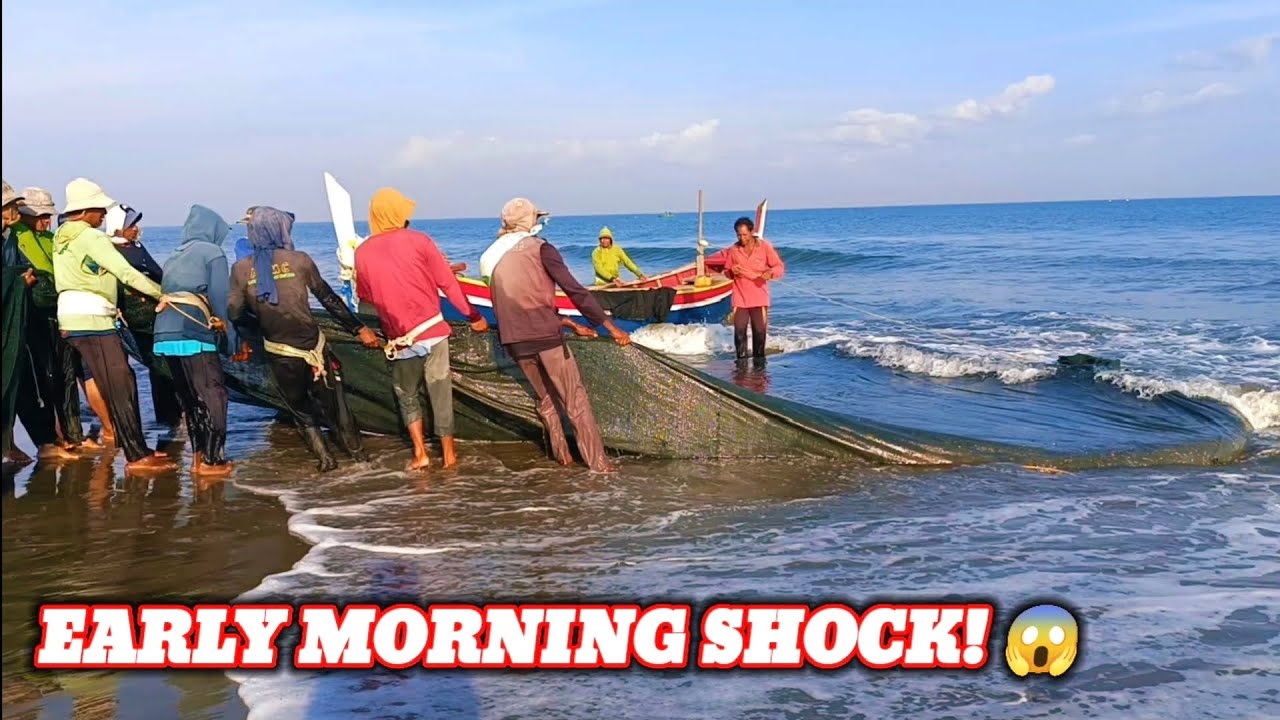 Early Morning Net Fishing! Beach Fishermen Get an Unexpected Catch 😱
