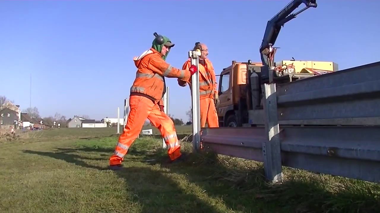 Leitplanken erneuert, keine leichte Arbeit ...