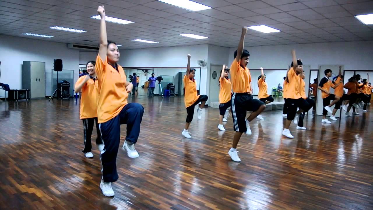 เบื่้องหลังการฝึกซ้อม โรงเรียน ราชวินิต บางแก้ว 26-8-56