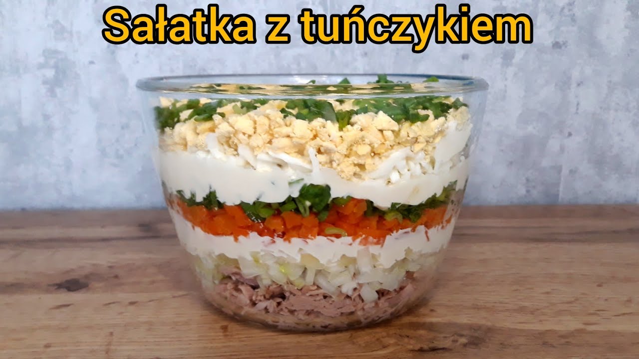 Warstwowa sałatka z tuńczykiem, obowiązkowy towarzysz każdej imprezy  !