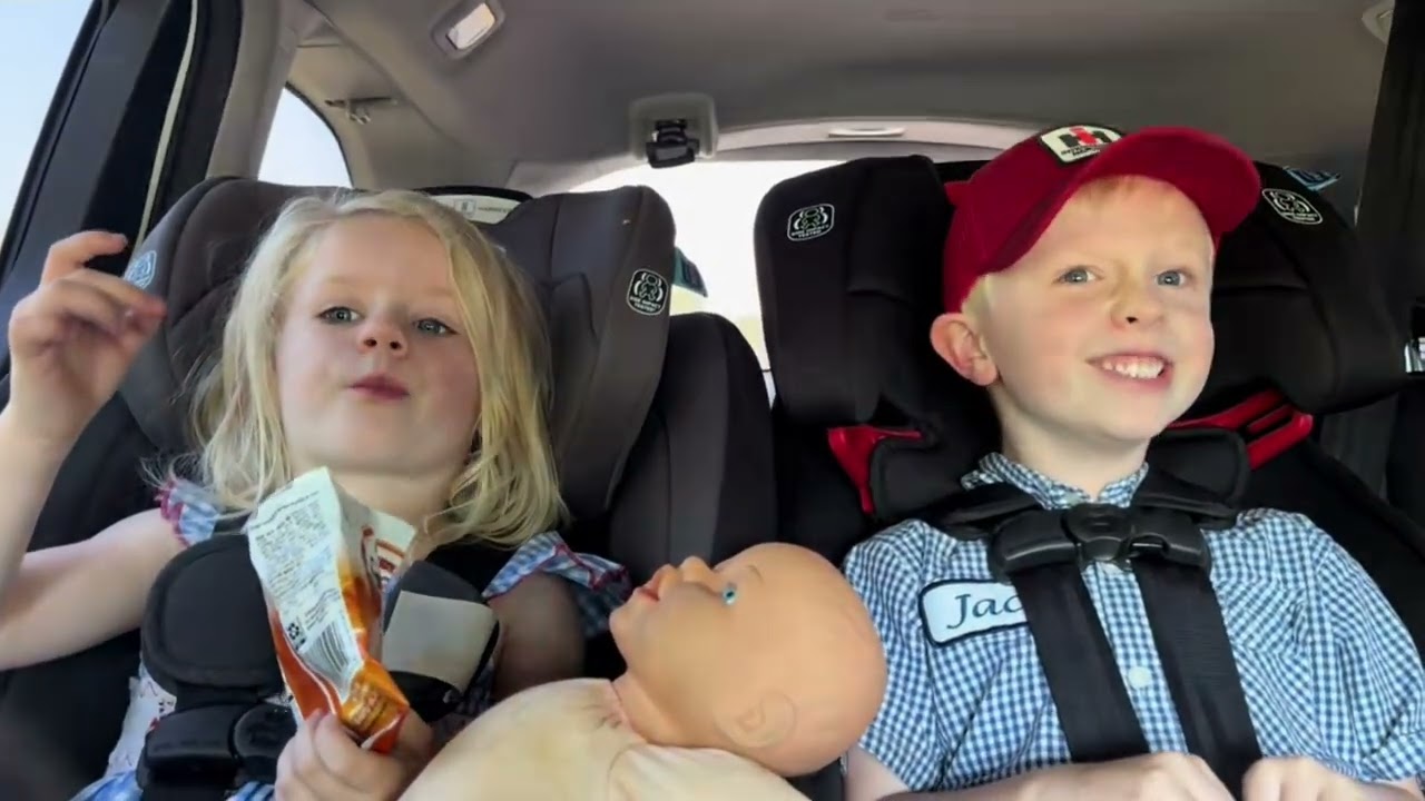 Забавный мальчик Джек смешно объясняет, как, по его мнению, кактус, возможно, передал ему шутки п...