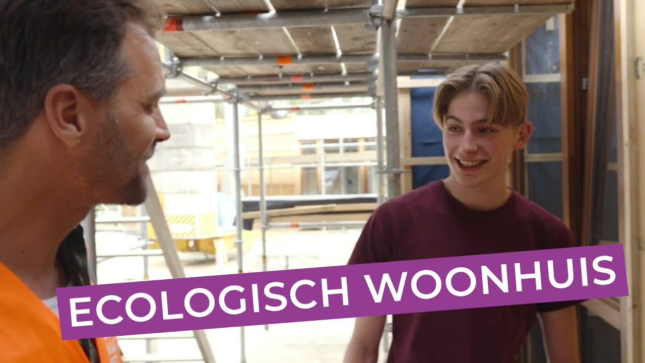 Jonge vakmannen bouwen ecologisch huis midden in het bos