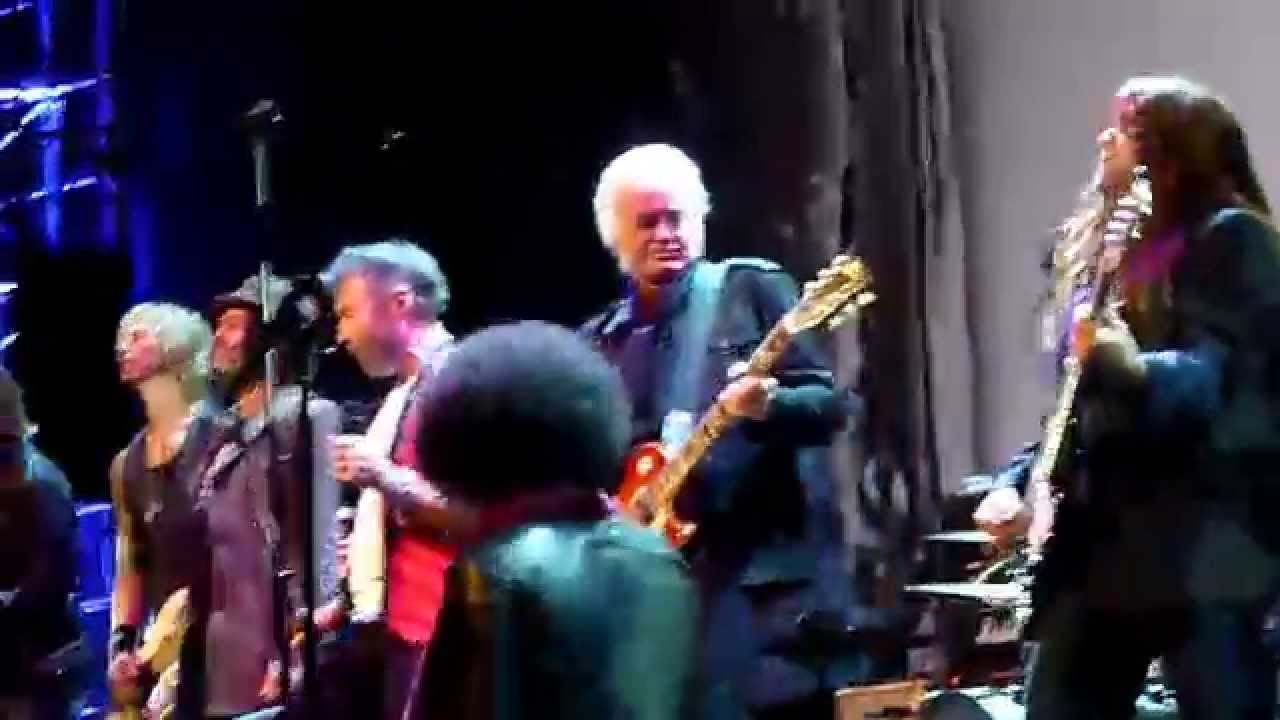 Jimmy Page Founders Award - Seattle 11-19-15 Jimmy gets onstage at end