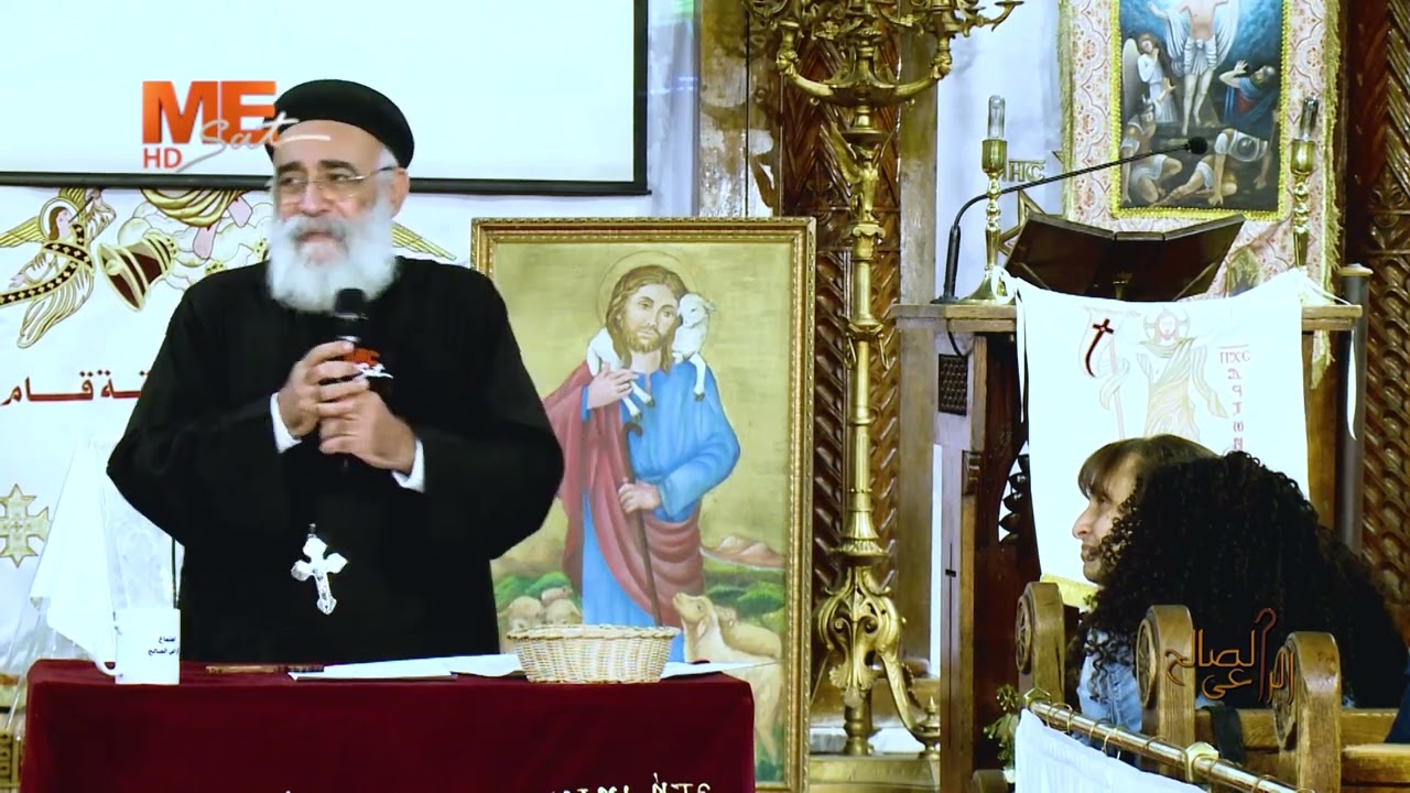 محتاجة حب! عائلتي مفككة، بابا وماما عمرهم ما حضنوني!! ينفع أطلب من أب اعترافي يحضني؟