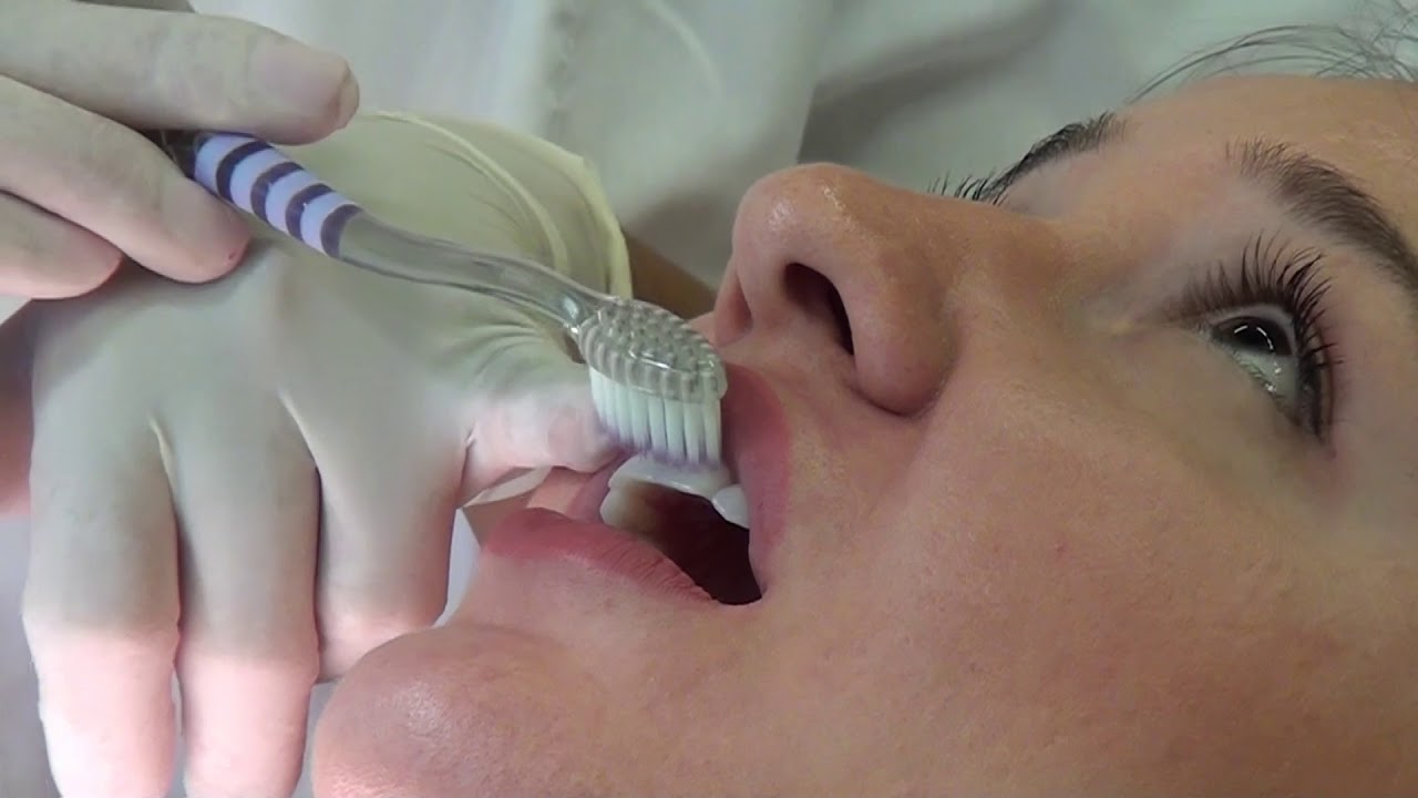 Η οδοντίατρος συμβουλεύει για το σωστό βούρτσισμα δοντιών