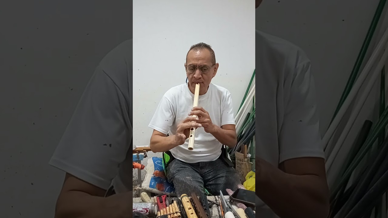 Quena hecha de CPVC blanco, en Sol mayor (G); tubo angosto.