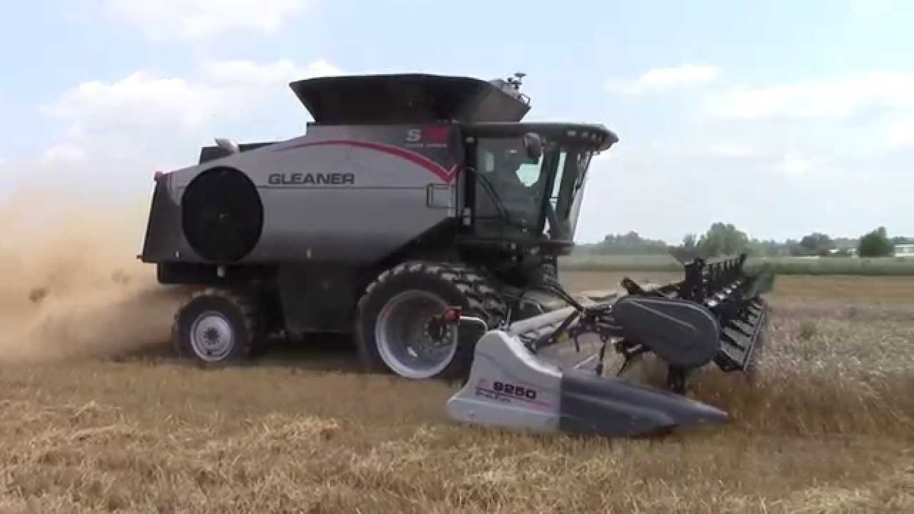 Gleaner S78 Combine Harvesting Wheat