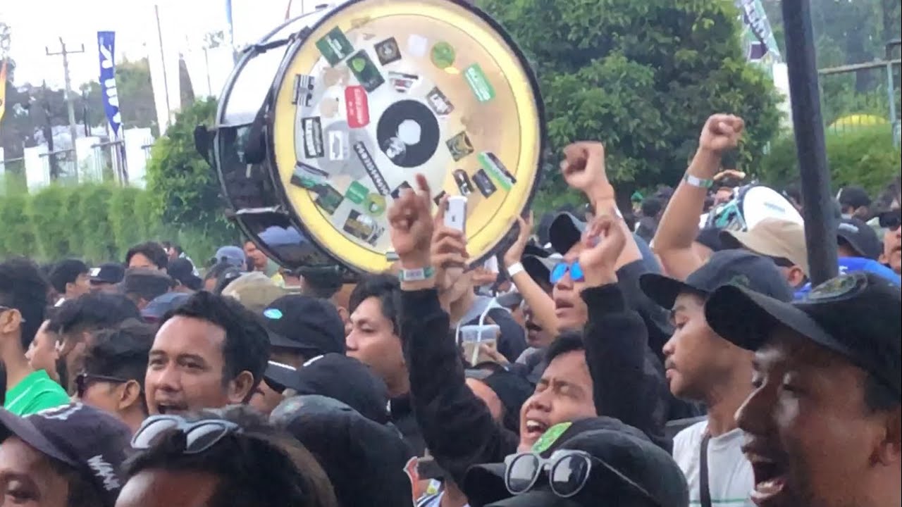 Bonek Mania Langsung Ngechant Saat Akan Memasuki Gate Maguwoharjo