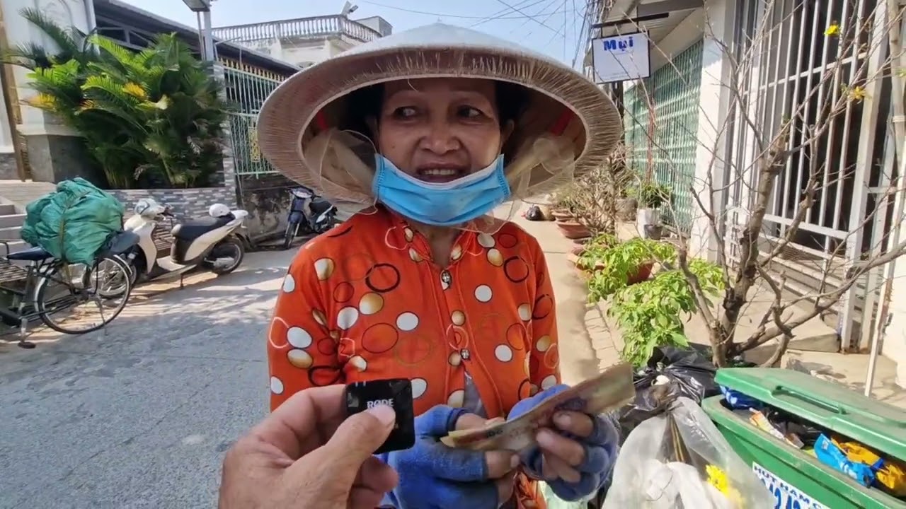 Gia đình anh Năm Nhân ở nước Úc gởi tặng  quà tết cho bà con 