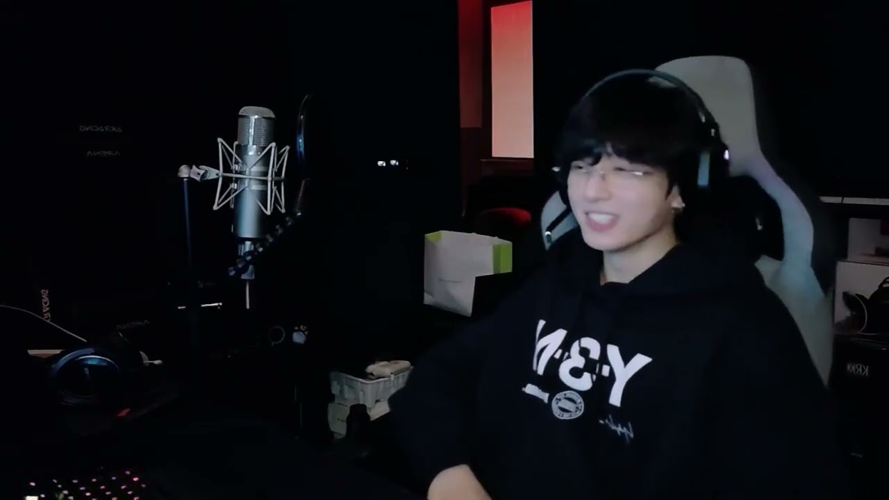 BTS Weverse Live (2025.11.15) || Jungkook singing Bruno Mars [ENG SUB]