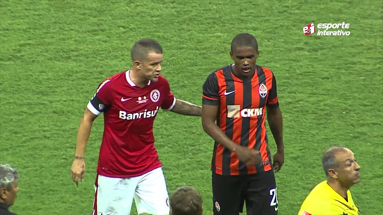 D'Alessandro se irrita com gracinha de Douglas Costa e os dois se estranham