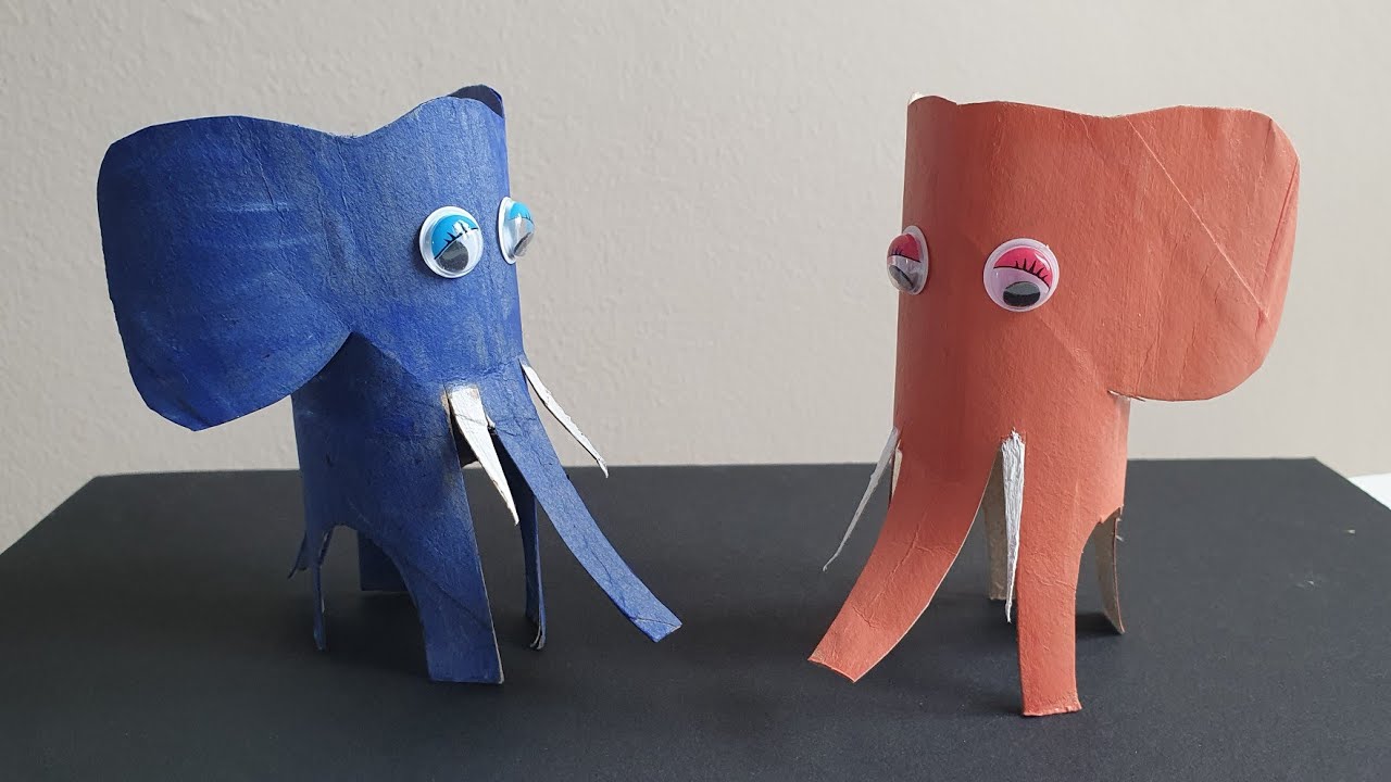 Un éléphant avec un rouleau de papier toilette