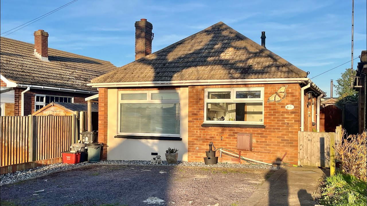 TWO BED DETACHED BUNGALOW IN HOLLAND-ON-SEA - Norman Road, Holland-on-Sea