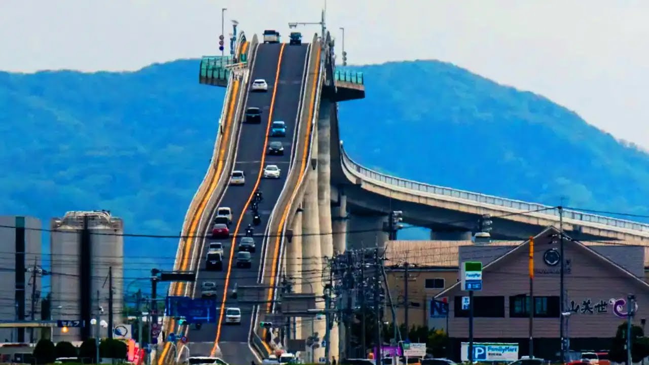 El Puente Eshima Ohashi con forma de Montaña
