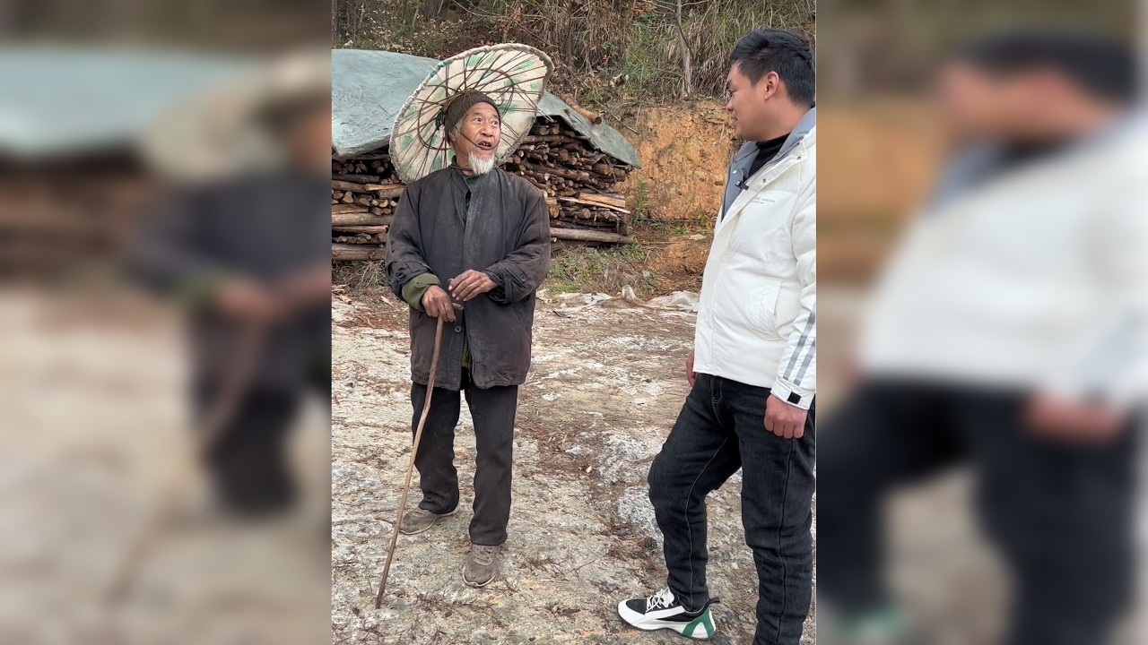 他是一位八十岁的孤寡老人，虽然是一个人，他却过得很开心，