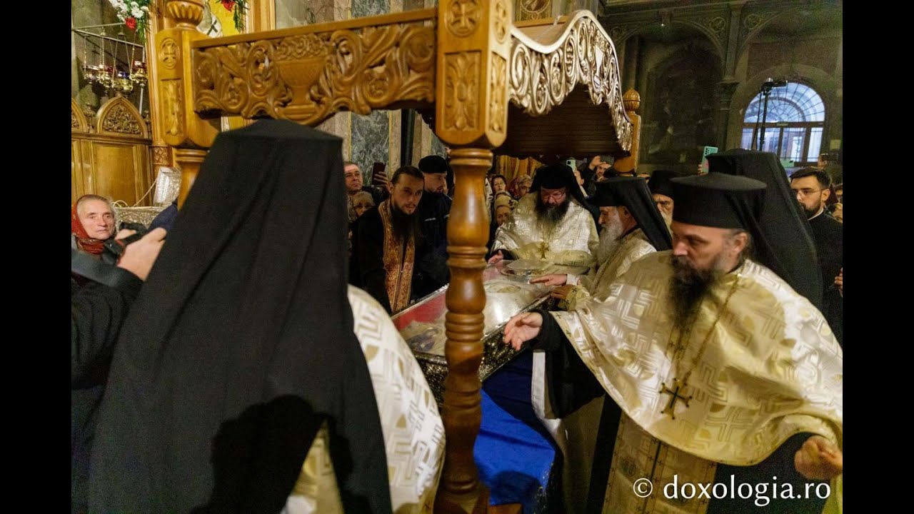 Moaștele Sfintei Parascheva, așezate înapoi în Catedrala Mitropolitană