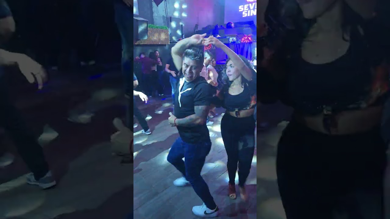 Bailando cumbia