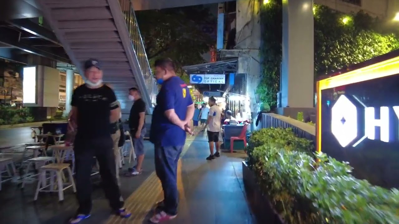 Walking from Asok Terminal 21 to Nana BTS escalator, Sukhumvit, Bangkok, April 12th 2022